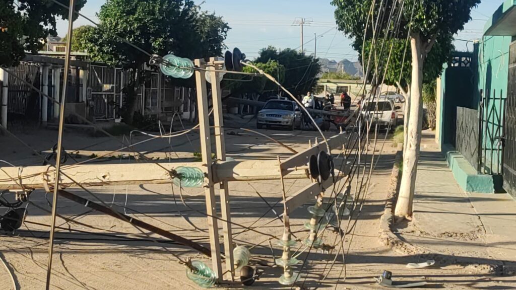 Caen postes de CFE en colonia Bahía del Sol 1 635