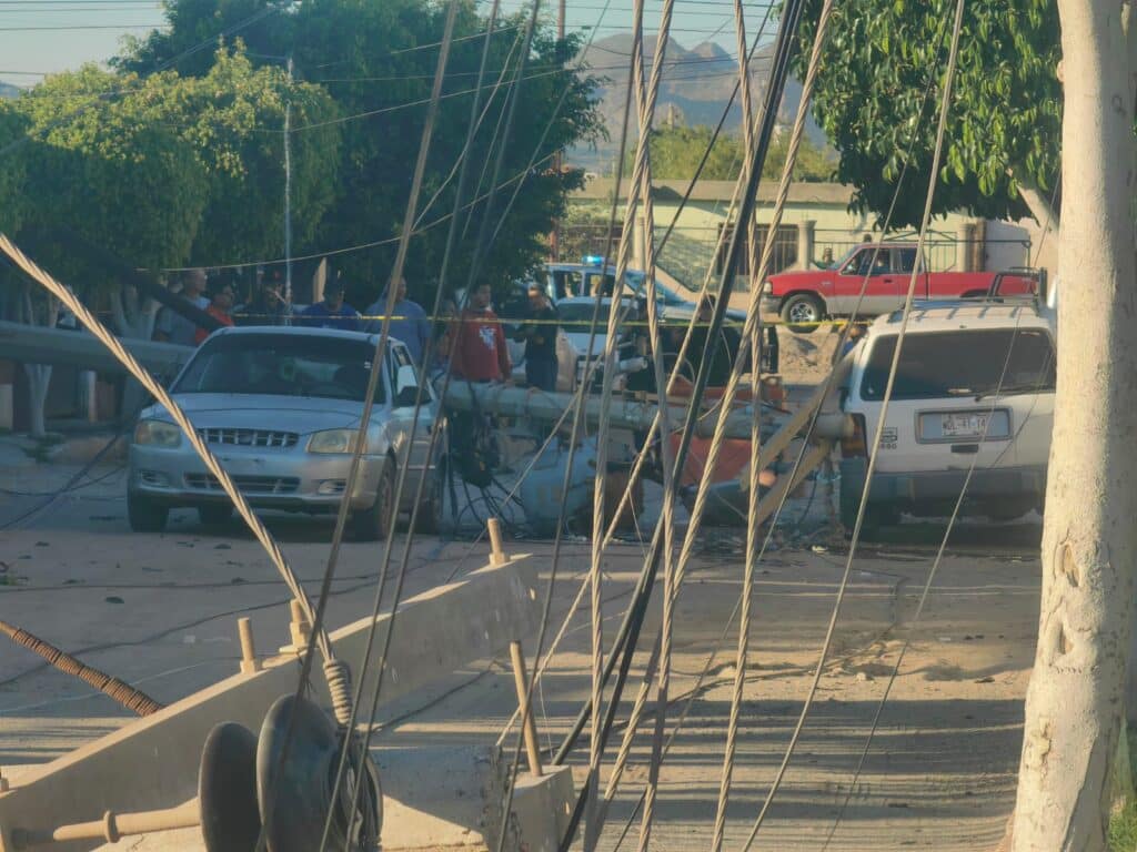 Caen postes de CFE en colonia Bahía del Sol 2 636