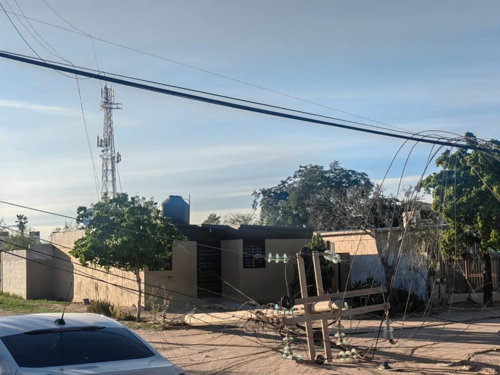 Caen postes de CFE en colonia Bahía del Sol 3 637