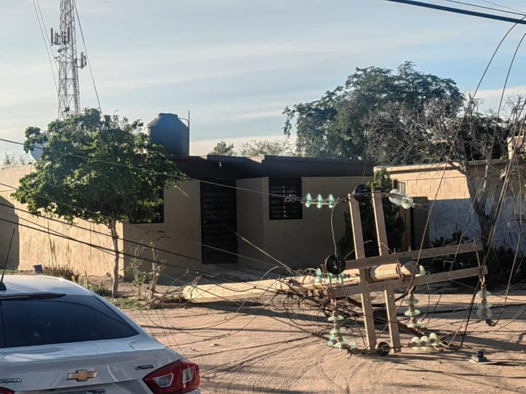 Caen postes de CFE en colonia Bahía del Sol 4 638