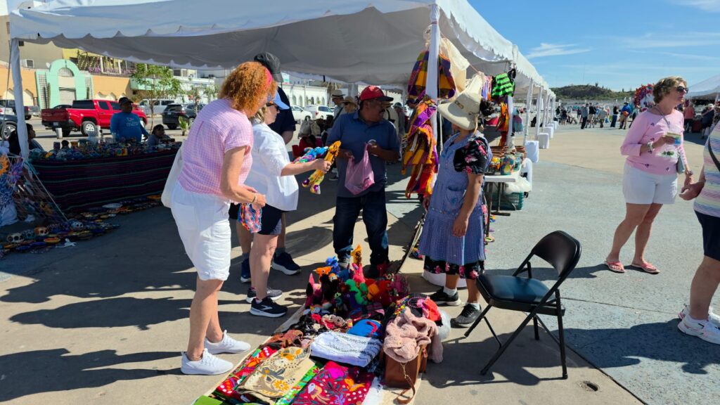 Disfrutan cruceristas de corredor artesanal 1 701