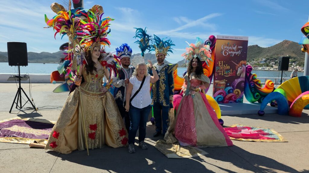 Disfrutan cruceristas de corredor artesanal 3 703