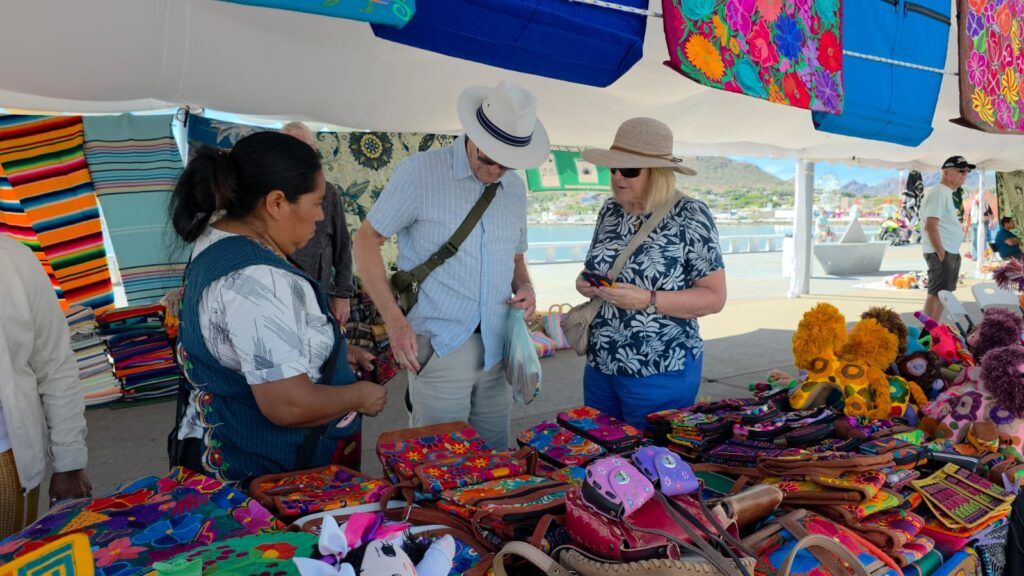 Disfrutan cruceristas de corredor artesanal 5 705