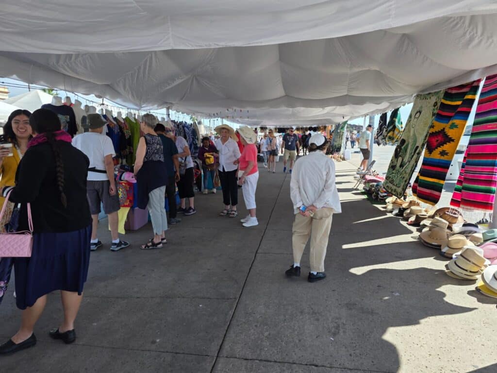 Disfrutan cruceristas de corredor artesanal 7 707