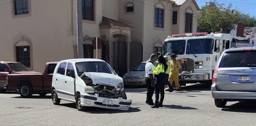 Resultan dos mujeres lesionadas en choque 2 722
