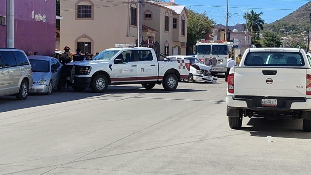 Resultan dos mujeres lesionadas en choque 3 723