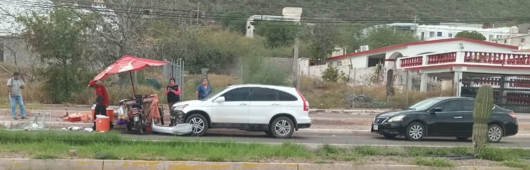 Choca auto contra motocicleta