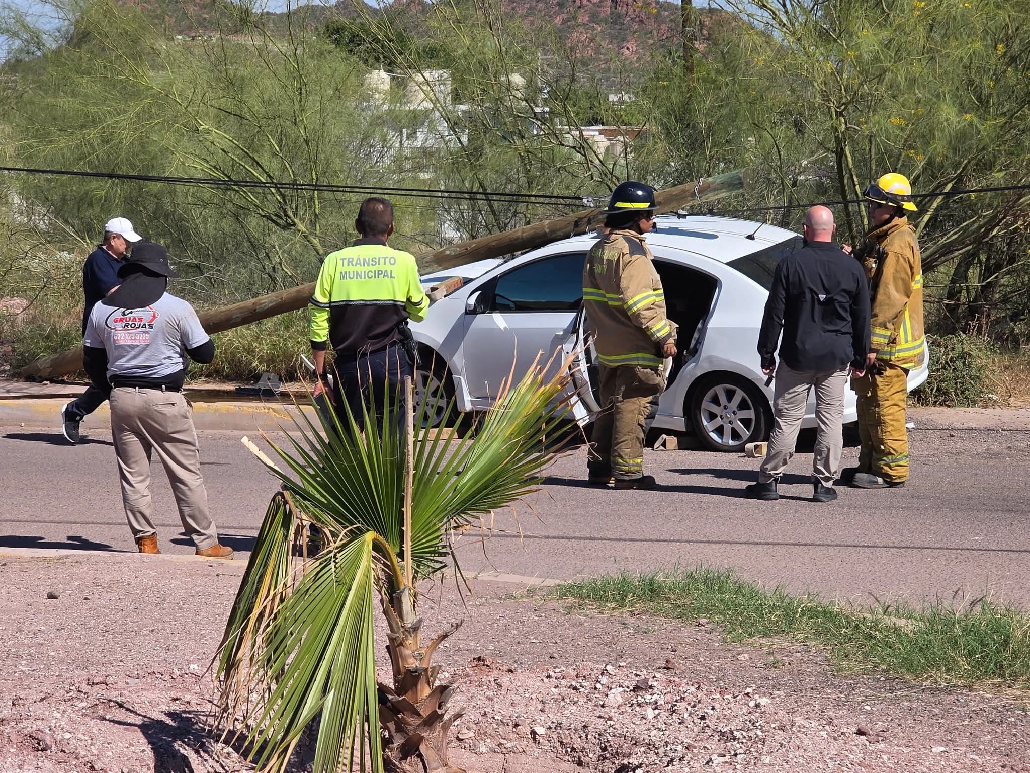Vehículo se impacta contra poste