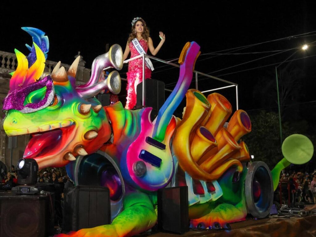 Desfile de Carnaval desborda alegría y rompe récord de asistencia 1 FB IMG 1771196005995