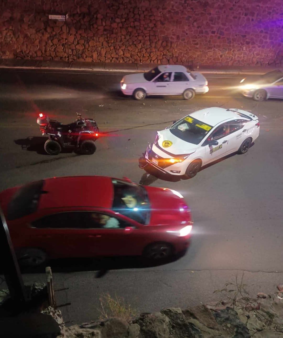 Chocan autos en La Muralla