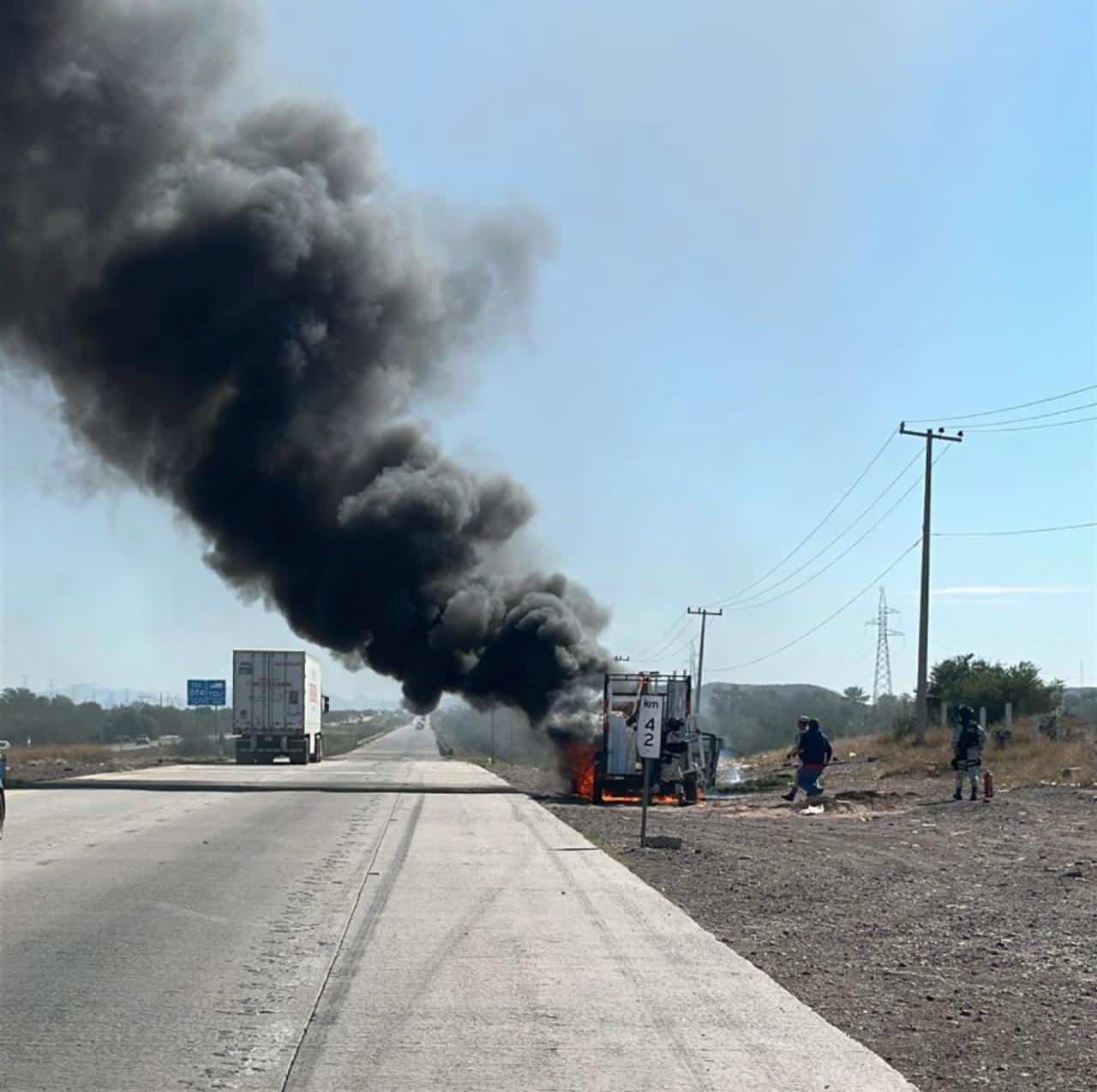 Arde vehículo en carretera