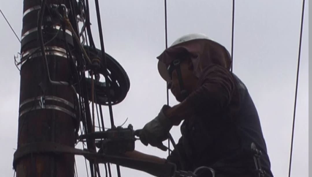 Técnico cae de poste en Guaymas