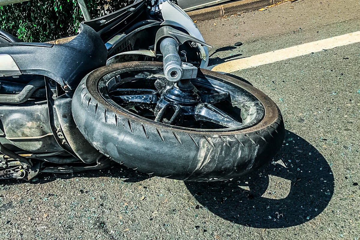 Se lesiona mujer al caer de motocicleta