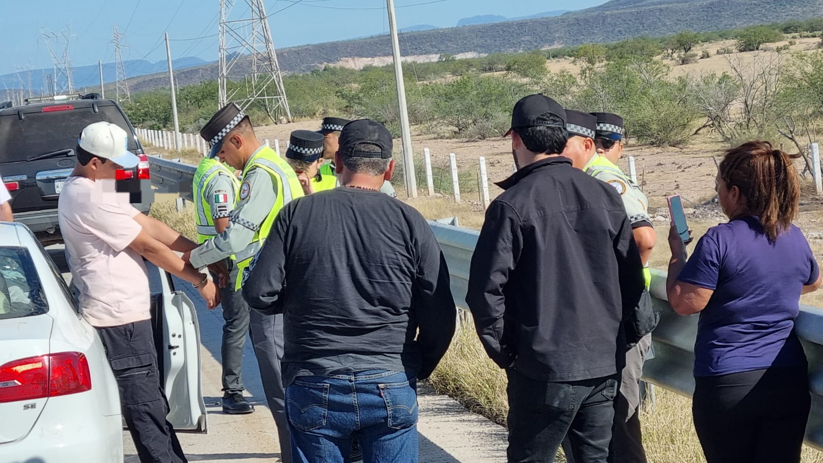 Conductor de auto provoca volcadura