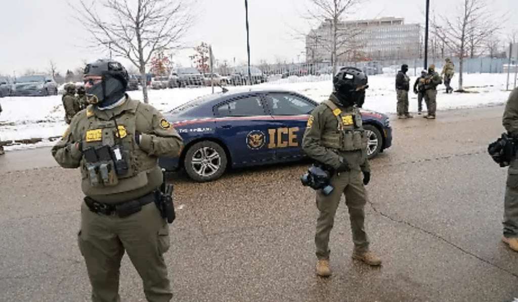 Agentes migratorios irrumpen en iglesia de Los Ángeles y persiguen a feligrés 1 image 22