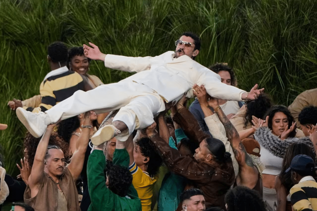FCC libera de cargos a Bad Bunny por su show de medio tiempo 1 FCC