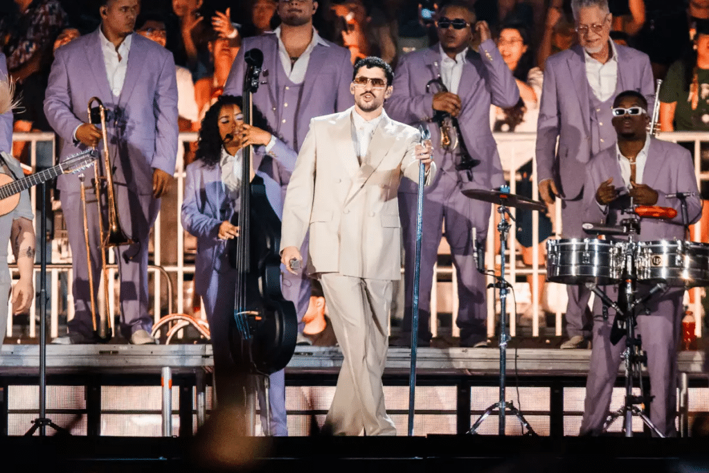 Bad Bunny rinde tributo a Willie Colón en su show en Brasil 1 Bad Bunny