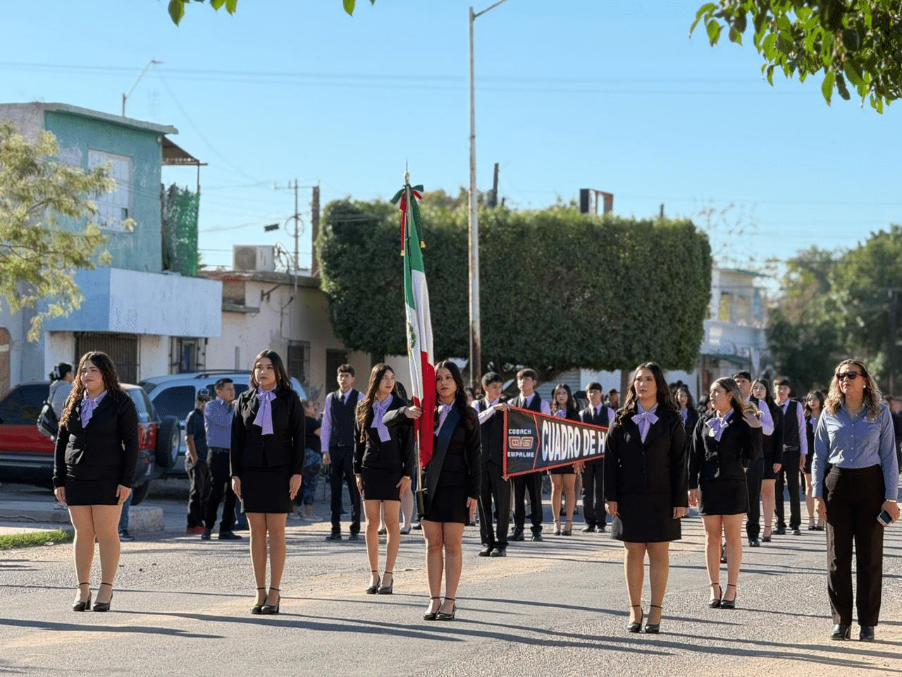 Realizan desfile por el Día de la Bandera