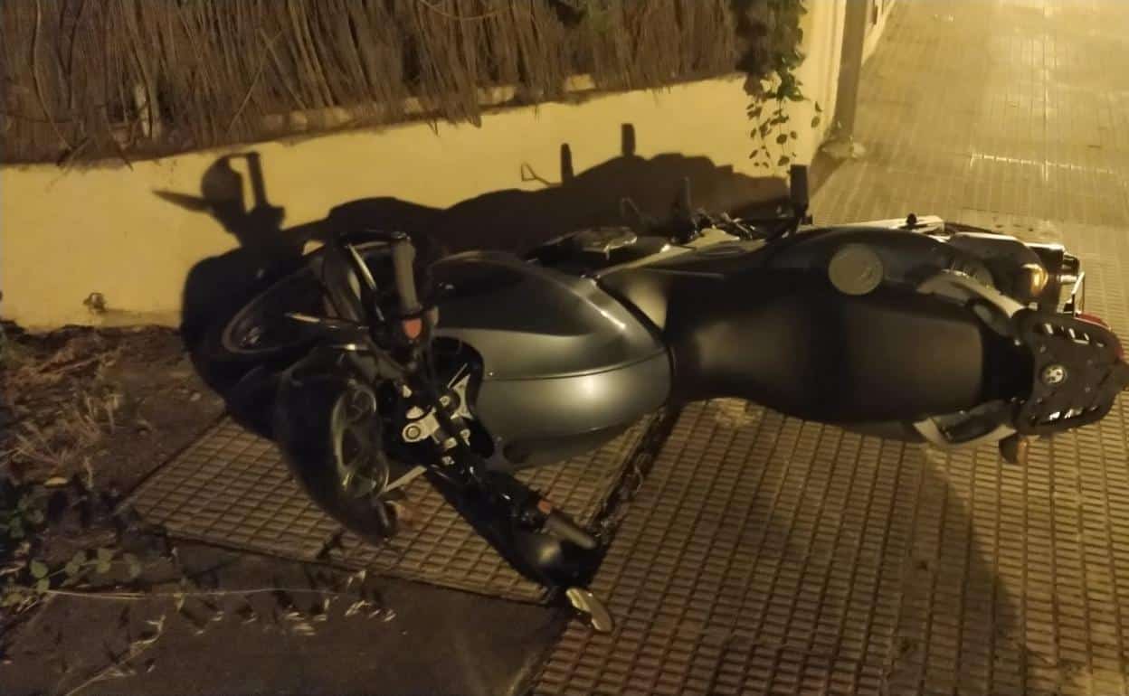 Choca motociclista contra vehículo estacionado