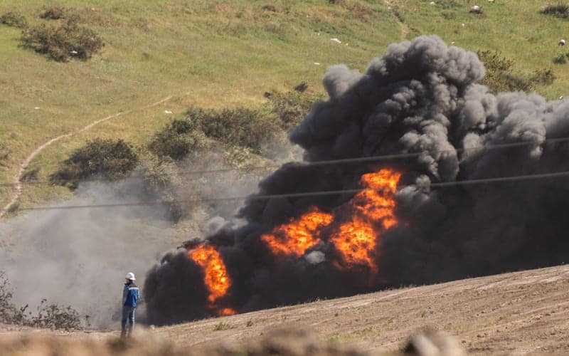 Explosión en ducto de Pemex provoca incendio y desalojos masivos en Playas de Rosarito