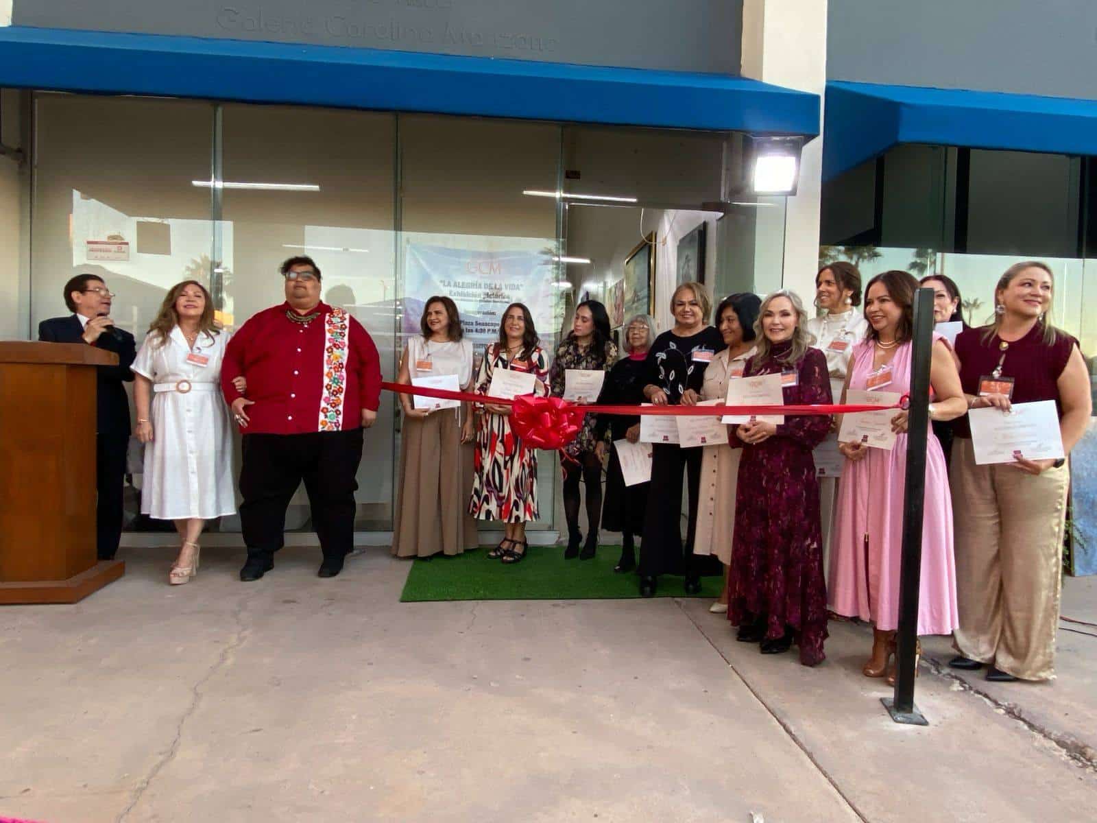 Artistas de San Carlos presentan exposición de pintura en el aeropuerto de Hermosillo