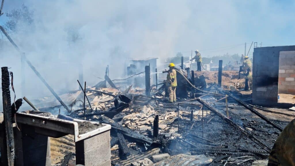 Fuerte incendio destruye vivienda en la colonia Jordán 2 162