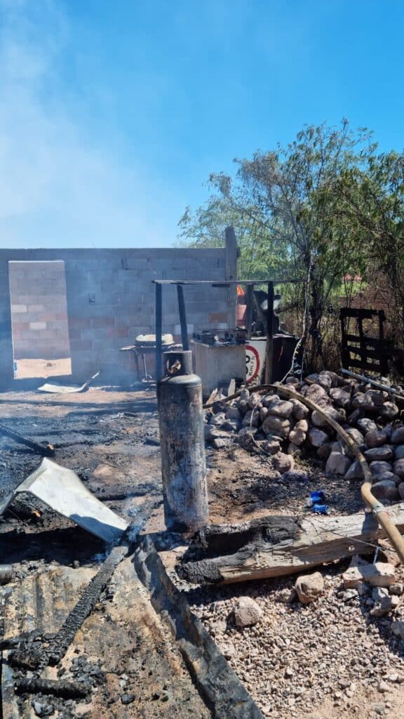 Fuerte incendio destruye vivienda en la colonia Jordán 3 163