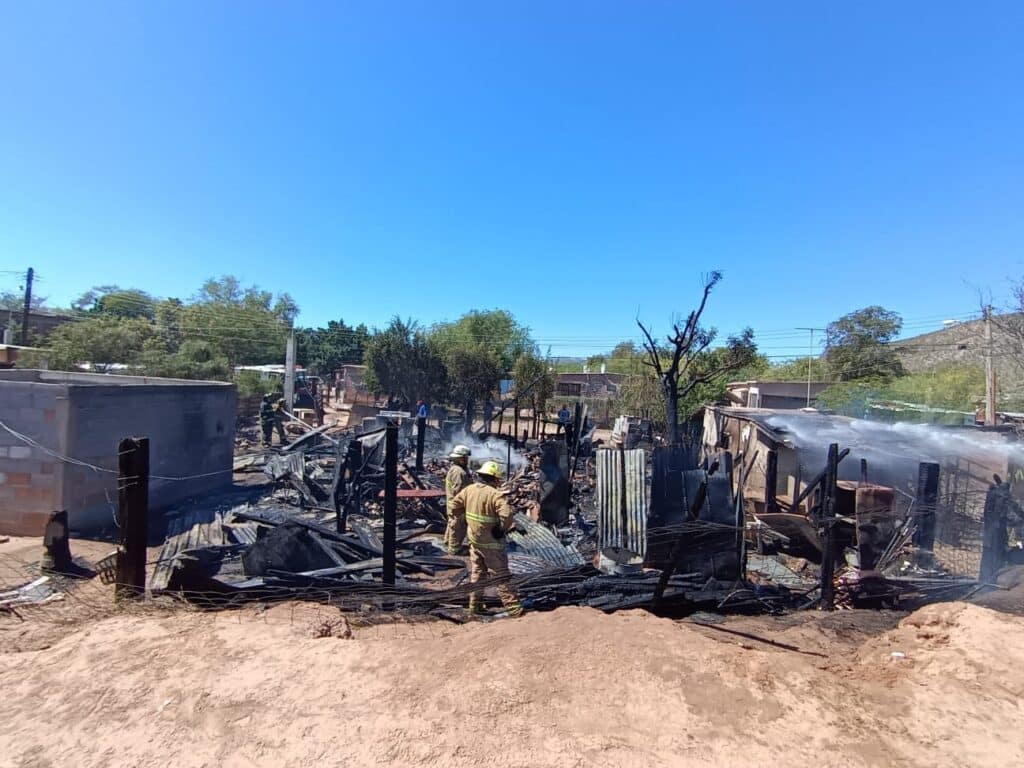 Fuerte incendio destruye vivienda en la colonia Jordán 7 167