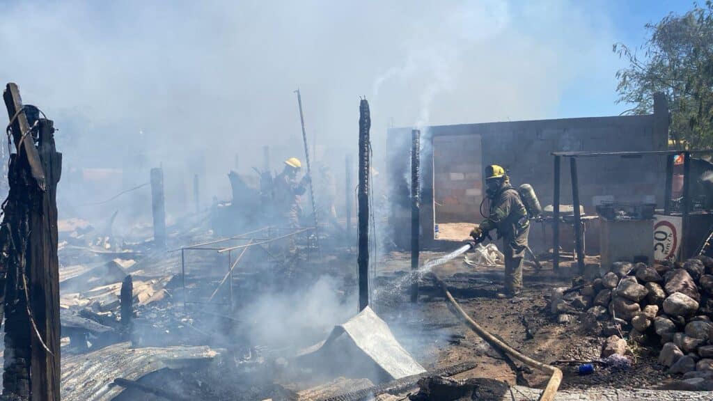Fuerte incendio destruye vivienda en la colonia Jordán 11 171