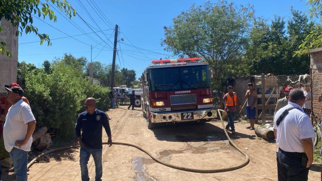 Fuerte incendio destruye vivienda en la colonia Jordán 12 172