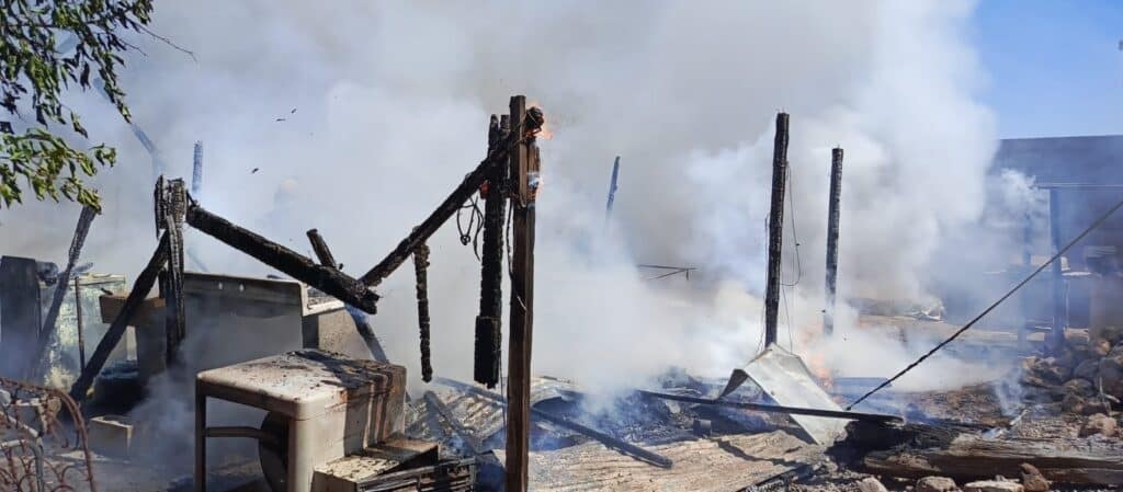Fuerte incendio destruye vivienda en la colonia Jordán 15 175