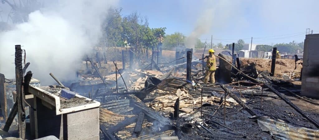 Fuerte incendio destruye vivienda en la colonia Jordán 16 176