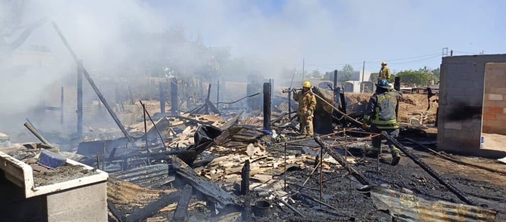 Fuerte incendio destruye vivienda en la colonia Jordán 17 177 1