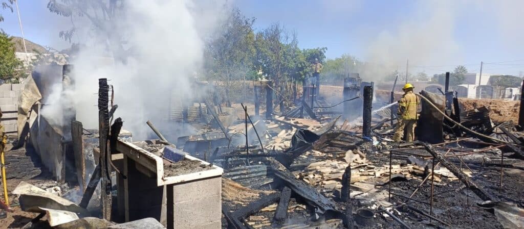 Fuerte incendio destruye vivienda en la colonia Jordán 18 178