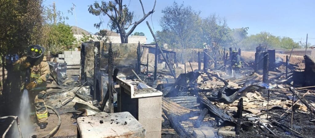Fuerte incendio destruye vivienda en la colonia Jordán 20 180