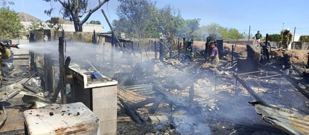 Fuerte incendio destruye vivienda en la colonia Jordán 21 181