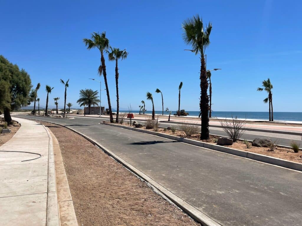 Avanza construcción del malecón turístico en la playa del Cochórit 9 264 1