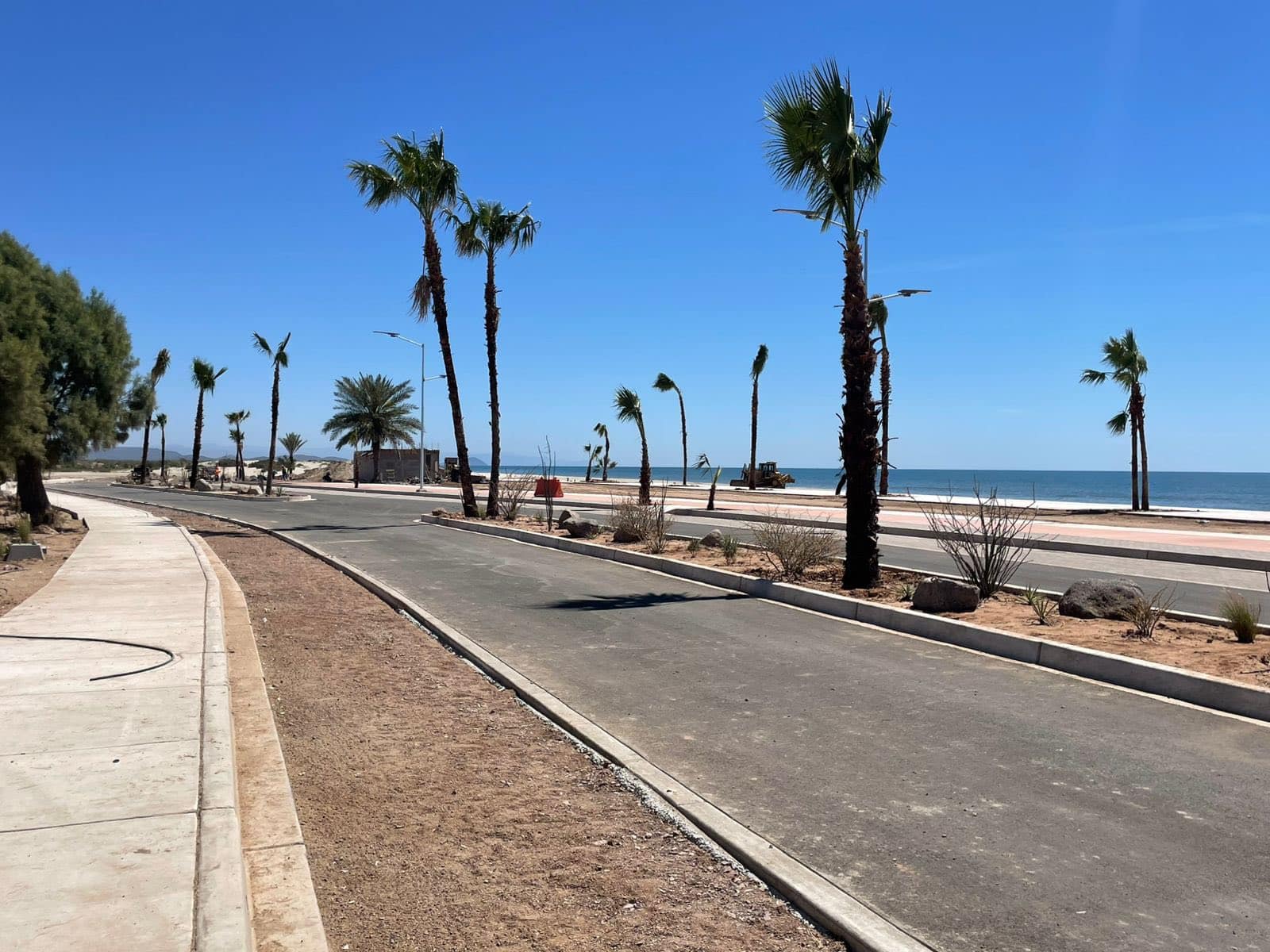 Avanza construcción del malecón turístico en la playa del Cochórit