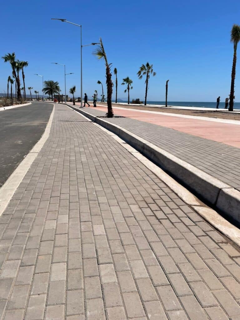 Avanza construcción del malecón turístico en la playa del Cochórit 10 265