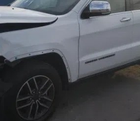 Participan tres vehículos en accidente