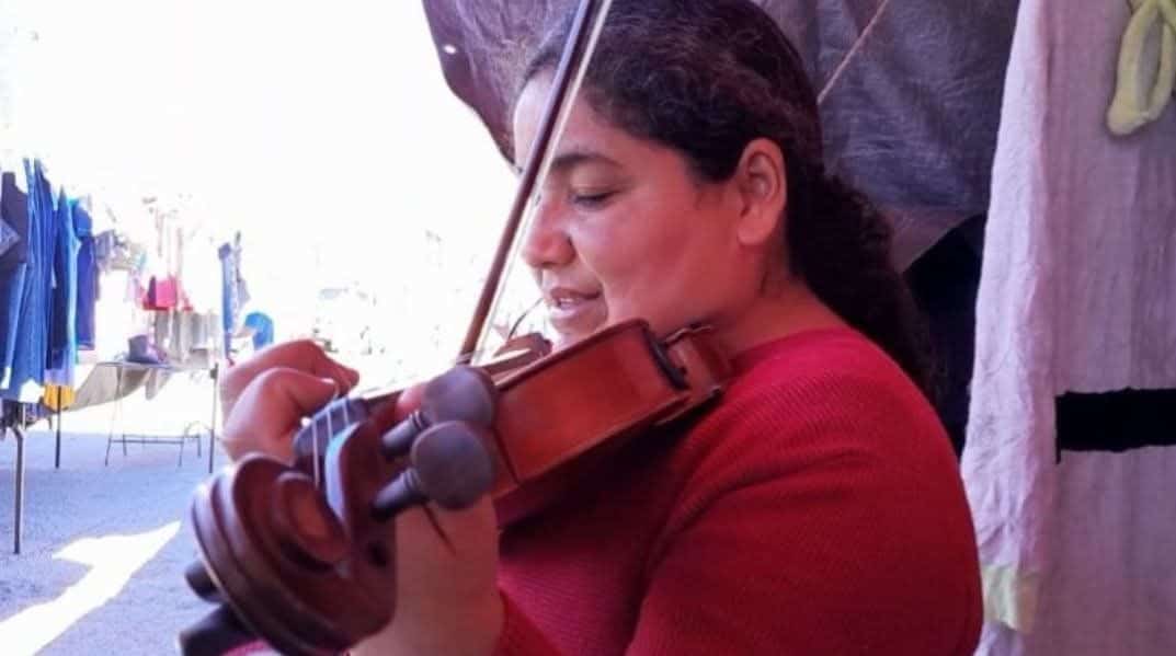 Roban propinas a mujer invidente