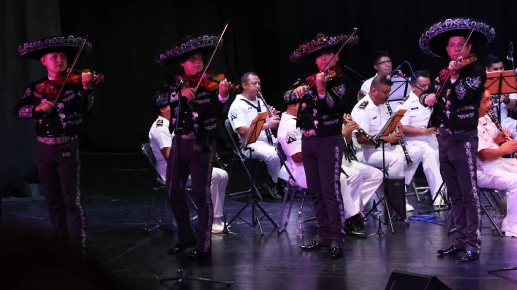 Se presenta Banda Sinfónica y Mariachi de la Armada 5 328