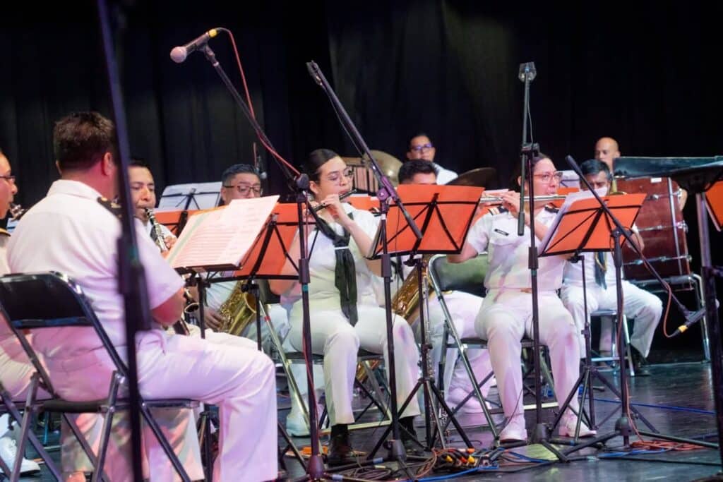 Se presenta Banda Sinfónica y Mariachi de la Armada 14 337