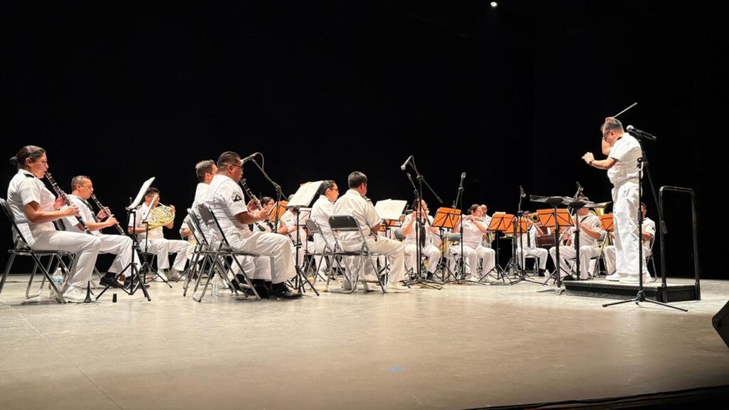 Se presenta Banda Sinfónica y Mariachi de la Armada 15 338