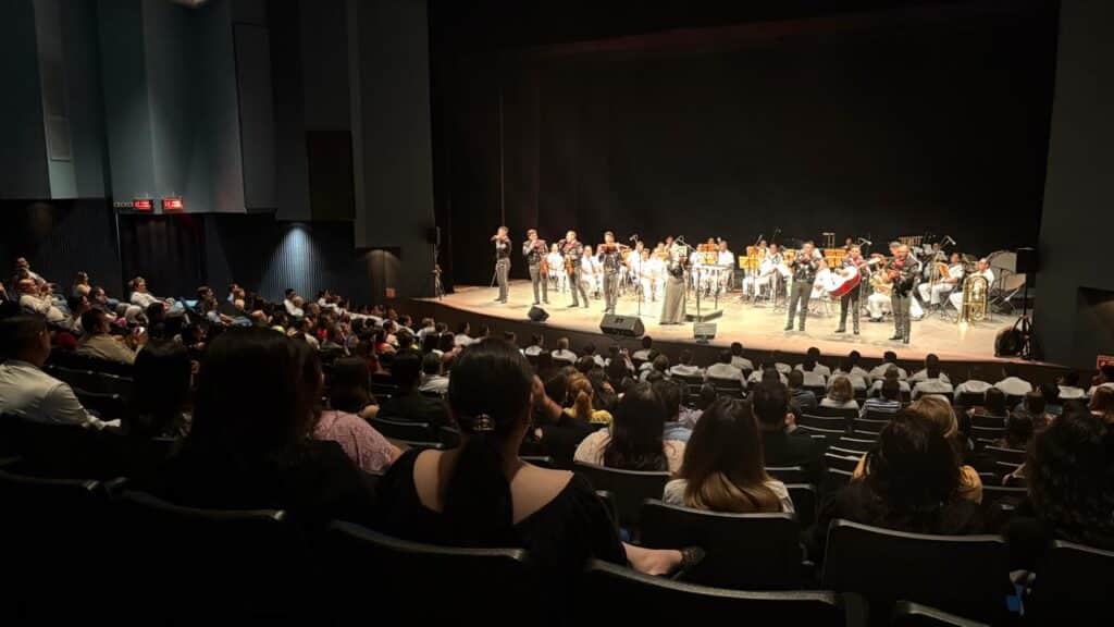 Se presenta Banda Sinfónica y Mariachi de la Armada 19 342
