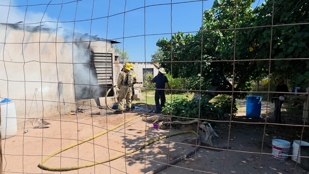 Se incendia vivienda en la colonia Montelolita 4 346