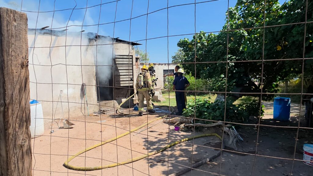 Se incendia vivienda en la colonia Montelolita 5 347