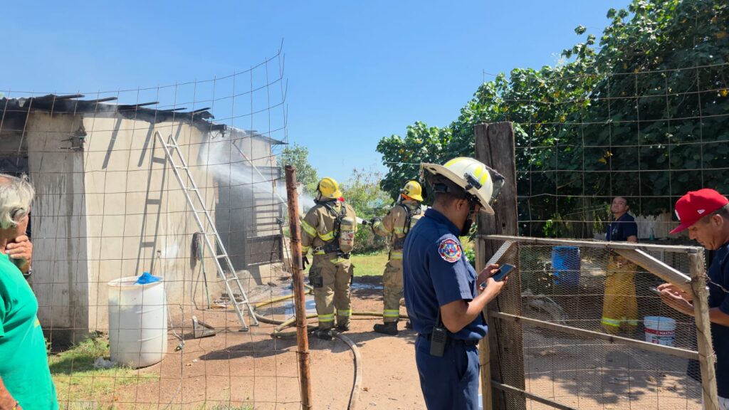 Se incendia vivienda en la colonia Montelolita 11 353