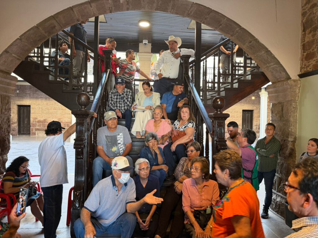 Atiende alcaldesa Karla Córdova a Jubilados y Pensionados 6 428 2