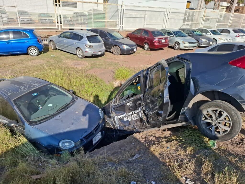 ¡En aparatoso accidente! Tráiler impacta a tres vehículos 1 431 2